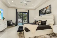 Naples Vibes! Close to the 🏖️! Heated Pool&Spa, Lanai, Grill! Two Kings! Arcade! Hotel a Naples Park