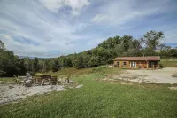 Norris Lake Cabin on 140 acre ranch,  pond, Mountain views, 1 mi to Lake access. Hotel a Campbell County