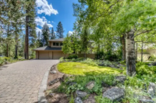 Modern Sunriver Luxury Home with Fenced Turf Pet Yard, Large Kids Room, SHARC !!