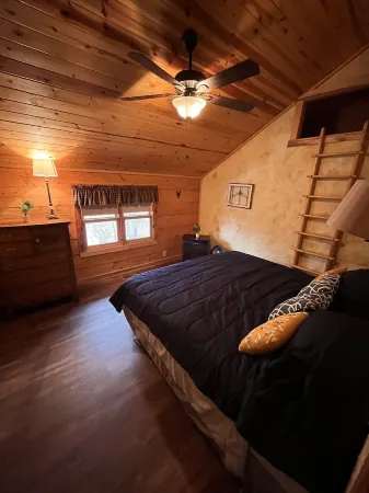 Romantic Getaway on Table Rock Lake.  Amazing sunset views and hot tub access!