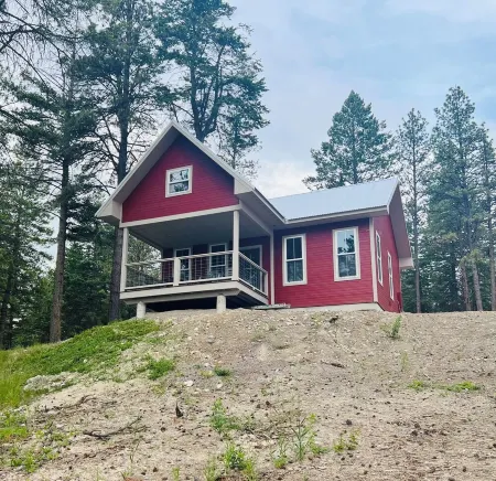Grand Opening Pricing! 401A Cozy Cabin with views of Flathead Lake Отели в г. Лейксайд