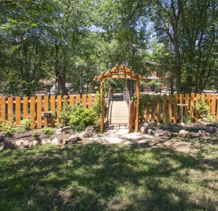 “SWEET ROSE” Cottage!  Vintage Glam!  GOG, Horses, Manitou!