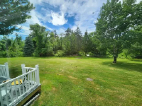 "Cloud Vine" 4-bedroom home in Erie County's North East, PA! Easy access to all!