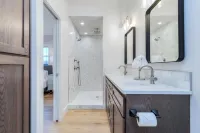 Newly remodeled, sleeps 6, with private backyard! Close to Walla Walla, WA