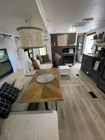 Delightful and cozy RV with outdoor space