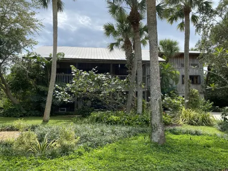 Hobe Sound Waterfront Gem ~ Private Dock and Boat Launch ~ 3 min to the beach!