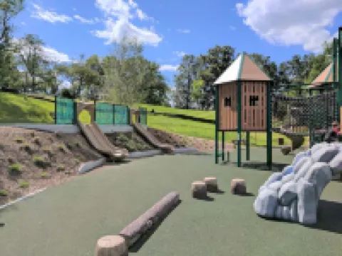 Stylish Downstairs Apt. Walk to Town, Train, & Beach Ferry! Off-Street Parking. Hotels in Greenwich