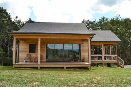 Cabin Retreat at Stillhouse Farm NEW Отели рядом с достопримечательностью «Парк Вирджиния Сафари»