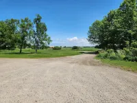 Charming 1-bedroom cottage 0.5 from beautiful Caseville with AC, spacious yard