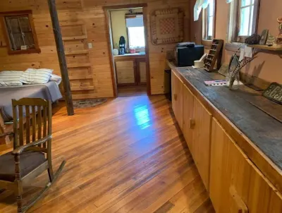 Bunkhouse on Working Ranch/Bird Sanctuary.  Cozy, cabin w. bathroom and kitchen Hotels in 