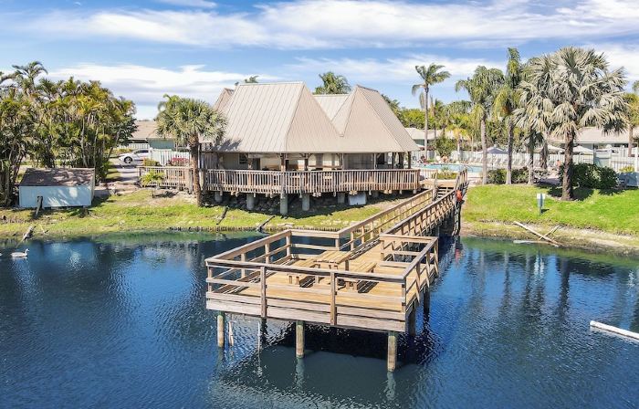 The Captain’s Quarters - WALK TO BEACH!
