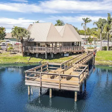 The Captain’s Quarters - WALK TO BEACH!