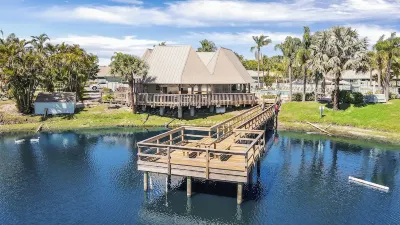 The Captain’s Quarters - WALK TO BEACH!