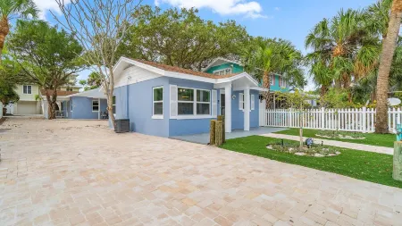 Sea La Vie Cottage by the Beach - Unit A