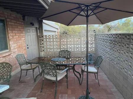 Charming 4-bedroom house with AC, WiFi, and  play areas in pleasant Tucson Отели рядом с достопримечательностью «Тохоно Чул | Гарденс, Галлерис, энд Бистро»