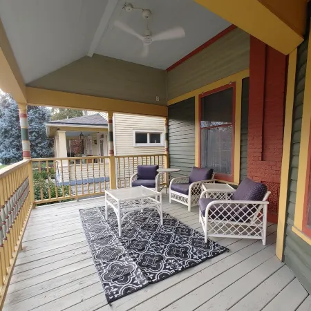 Beautiful historic home close to Louisville - Sleeps 12!