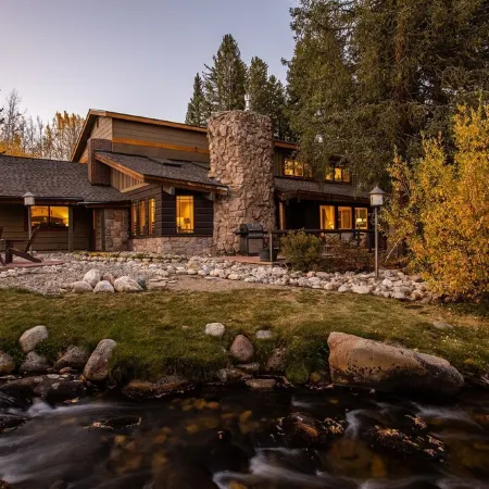 Creekside Luxury Retreat • 8Br • Walk to Shops, Dining & Shuttle • Sleeps 22