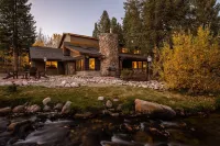 Creekside Luxury Retreat • 8Br • Walk to Shops, Dining & Shuttle • Sleeps 22