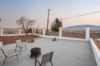 Amazing views! Family-sized house with game, fashion mall Hotels near Speedway