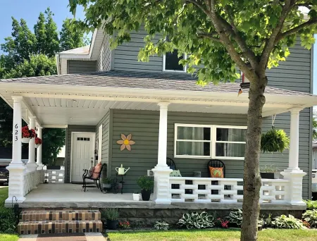 Cute cozy apartment. Half a block walking distance from beautiful downtown Ionia