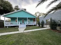 Beach, restaurants, shopping, blocks away