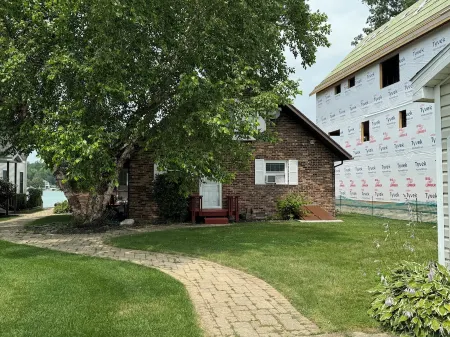 Charming 4-Bedroom Cottage on Fabulous Diamond Lake! Just Remodeled! WiFi & AC