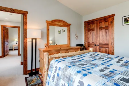 Asheville Mtn Side Cabin-Large Porch-HotTub-Trail-2 Streams-7 Wooded Acres! Отели рядом с достопримечательностью «Бируоллоу Маунтин Трейл»