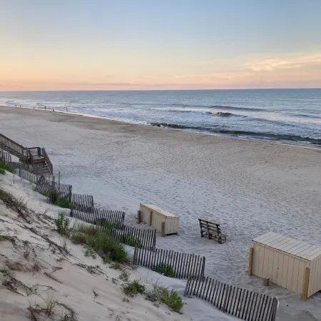 BEAUTIFULLY DECORATED ~ CLOSE TO THE BEACH ~ 5 BEDROOM/4 BATH