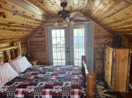 Boo Boo's Cabin - Charming Lake Front Cabin located 5 miles to Helen, GA!