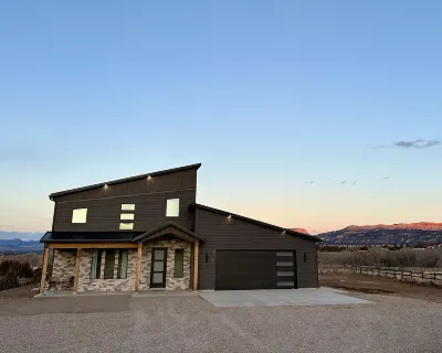 The Cliffs - Luxury Stay with Hot Tub/Views between Zion and Bryce Canyon NPs