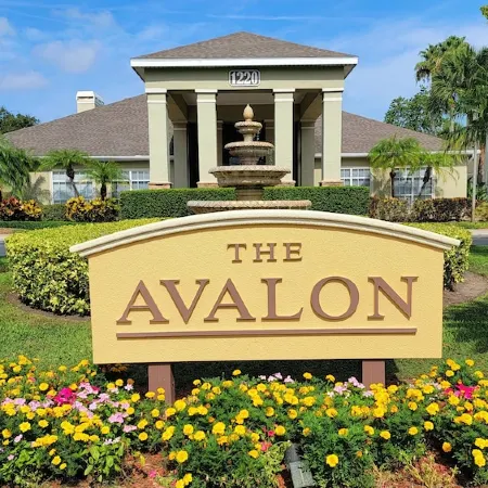 ★ SCENIC POOLSIDE❤ tastefully decorated and minutes away from Clearwater Beach