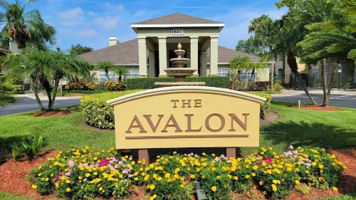 ★ SCENIC POOLSIDE❤ tastefully decorated and minutes away from Clearwater Beach - 4-Star