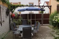 NEW since January 2015: Apartment with a sunny courtyard, garden and pool Eisenbahnmuseum Neustadt 주변 호텔