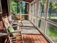 Lovely Cottage w/Screened Porch Overlooking a Creek & Minutes from the Dragon!