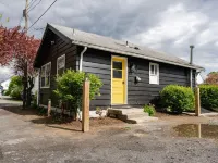 Retro Retreat: 1br home w/ WFH desk, livingroom, fire pit and no chores! Hotels in Ulster