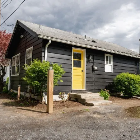 Retro Retreat: 1br home w/ WFH desk, livingroom, fire pit and no chores!