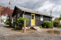Retro Retreat: 1br home w/ WFH desk, livingroom, fire pit and no chores!