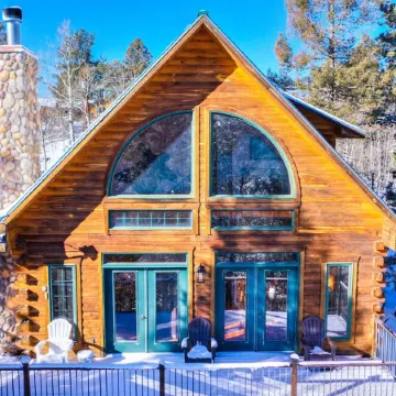 LOG CABIN w/Mtn View, Hot Tub, & Fireplace!