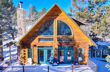 LOG CABIN w/Mtn View, Hot Tub, & Fireplace!