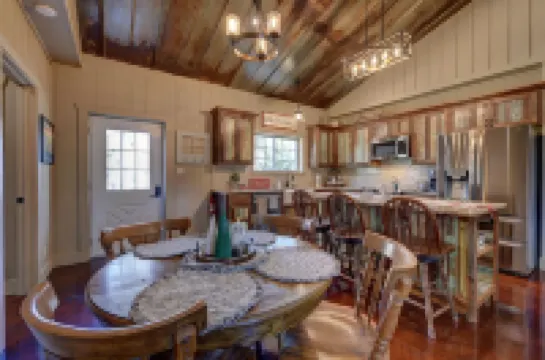 Wooded lot with pond, deer feeder, 3 minutes to downtown Brenham.