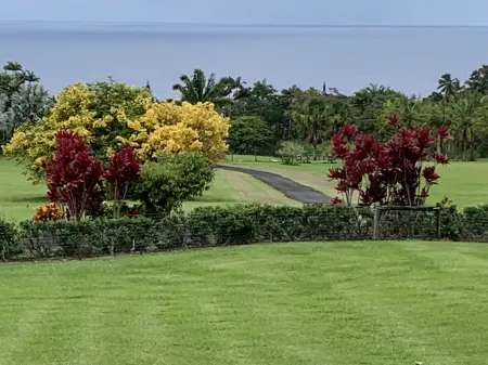 Paradise on park like estate with beautiful ocean and mountain view Отели в г. Хоному