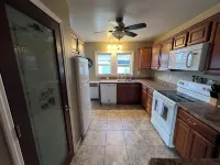 Rustic home only 5 minutes from Lake Sakakawea & Missouri River! Pet-friendly.