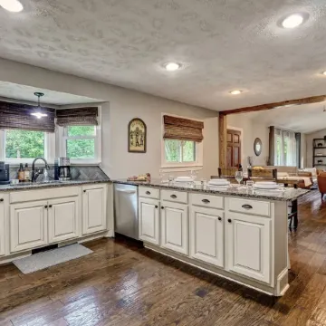 Tranquil Retreat w/ Hot Tub, Large Patio, 2 living rooms