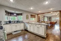 Tranquil Retreat w/ Hot Tub, Large Patio, 2 living rooms