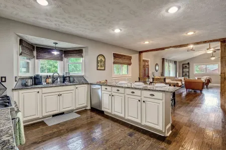 Tranquil Retreat w/ Hot Tub, Large Patio, 2 living rooms