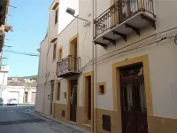 Via Grotte House Fully Renovated Modern, Central and 3 min walk to Train La Certosa 주변 호텔
