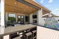 Always A Guest Favorite! Luxury 3 Level Home+ Huge Rooftop Deck w/TV, Fireplace!