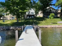 Pewaukee Lake House Rental: 4 Bedrooms, 2.5 Baths, Pier, Pontoon,Family Friendly Hotel a Pewaukee