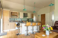 Meadow View lodge - Sleeps 4/5 with private hot tub