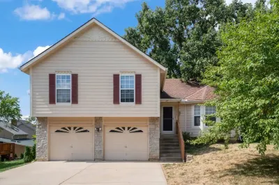 Spacious 3-bedroom house in charming Shawnee with Game Room Hotels near PowerPlay Entertainment Center